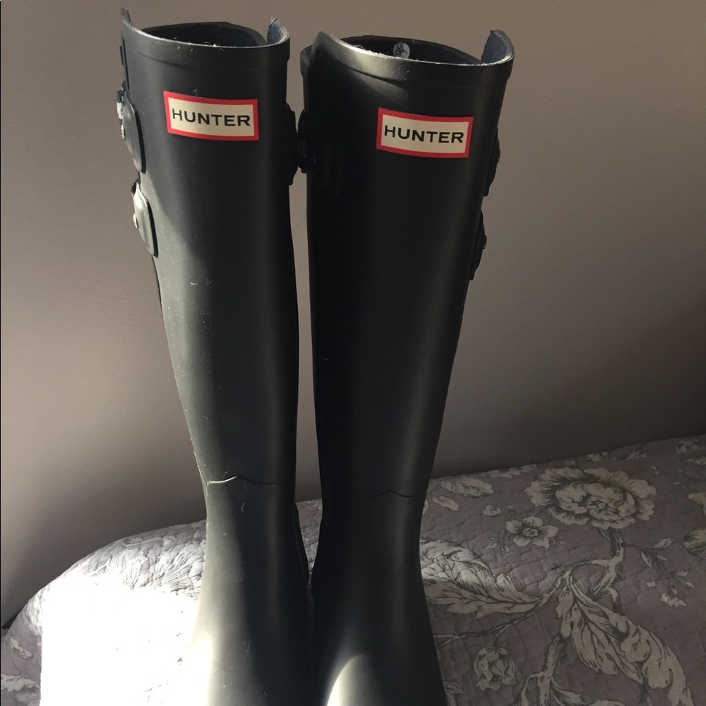 NIB Black Hunter Rainboots with Navy/gray strap